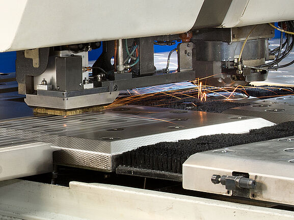 Laserstanzen und Laserschneiden