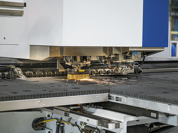 Laserstanzen und Laserschneiden